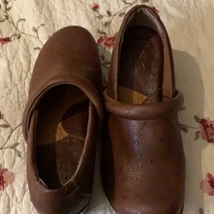 Born B.O.C. Leather shoes. Size 9